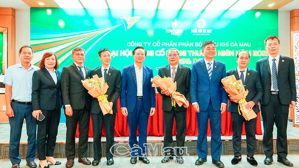 Hội đồng quản trị Công ty Cổ phần Phân bón Dầu khí Cà Mau ra mắt trước đại hội. 