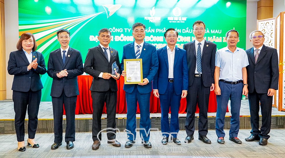 Dịp này, Ông Bùi Minh Tiến-Thành viên Hội đồng Thành viên-Tập đoàn Công nghiệp Năng lượng Quốc gia Việt Nam trao chứng nhận của Uỷ ban chứng khoán Nhà nước đánh giá Thẻ điểm quản trị công ty ASEAN 2024 của Công ty Cổ phần Phân bón Dầu khí Cà Mau Top 5 doanh nghiệp Việt Nam.