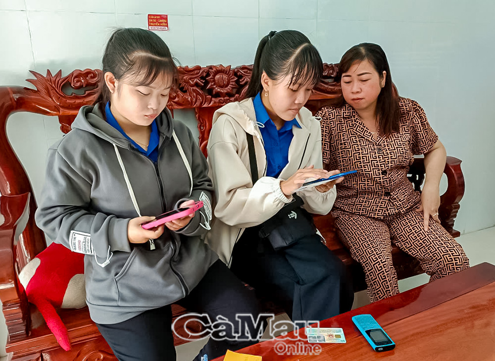 Lực lượng đoàn viên, thanh niên cơ sở đóng vai trò quan trọng trong phong trào bình dân học vụ số.
