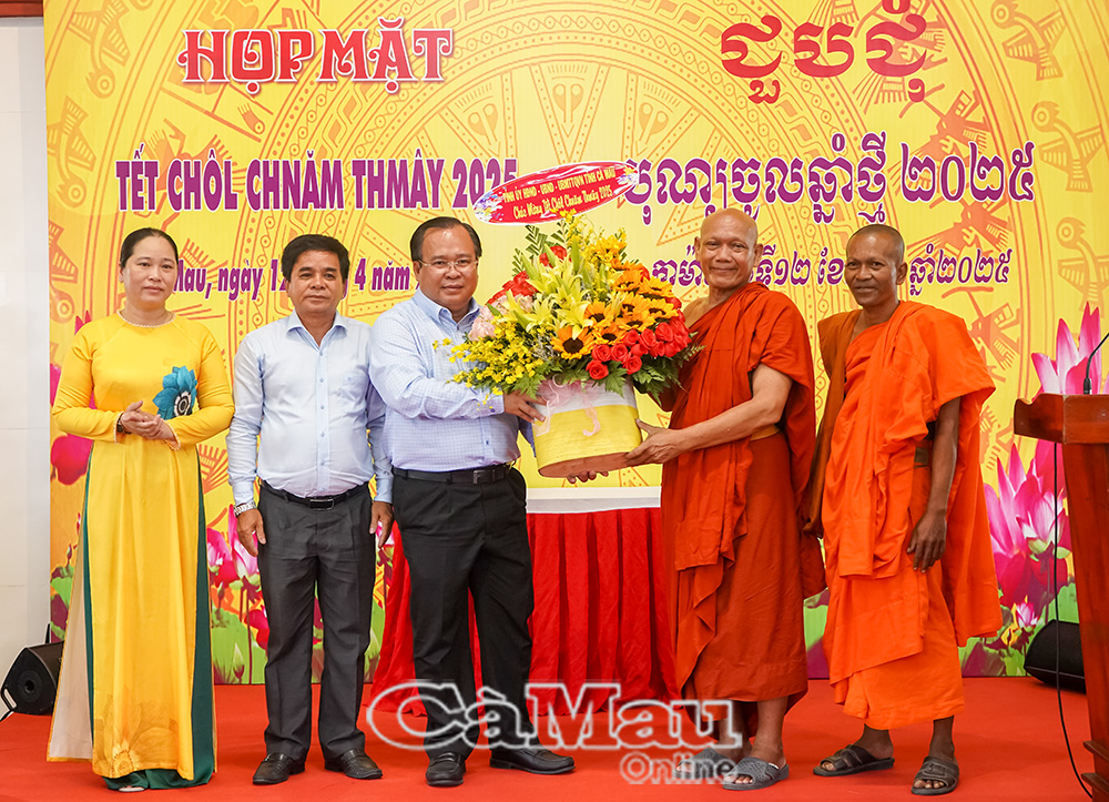 Ông Nguyễn Minh Luân, Uỷ viên Ban Thường vụ Tỉnh uỷ, Phó Chủ tịch UBND tỉnh, tặng hoa Hoà thượng Thạch Hà, Trưởng ban Trị sự Giáo hội Phật giáo Việt Nam tỉnh Cà Mau, Chủ tịch Hội Ðoàn kết sư sãi yêu nước tỉnh Cà Mau, nhân dịp Tết Chôl Chnăm Thmây 2025.