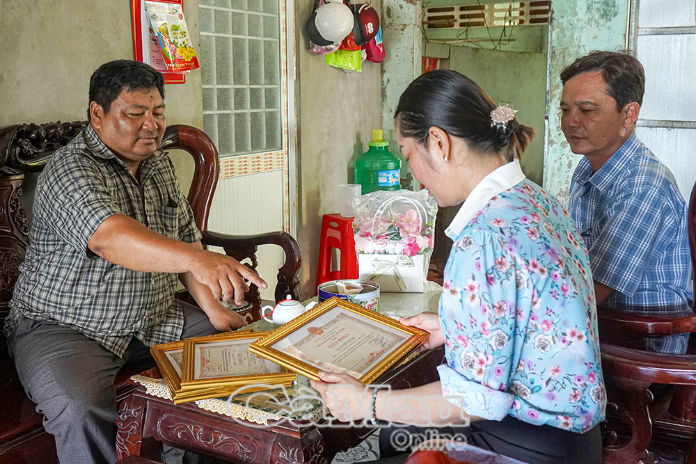 Ông Danh Văn Ðô (bìa trái), người có uy tín trong đồng bào dân tộc Khmer, ấp Khánh Tư, xã Ðông Thới, huyện Cái Nước, luôn tích cực tuyên truyền, vận động bà con chấp hành tốt chủ trương của Ðảng, chính sách, pháp luật của Nhà nước.