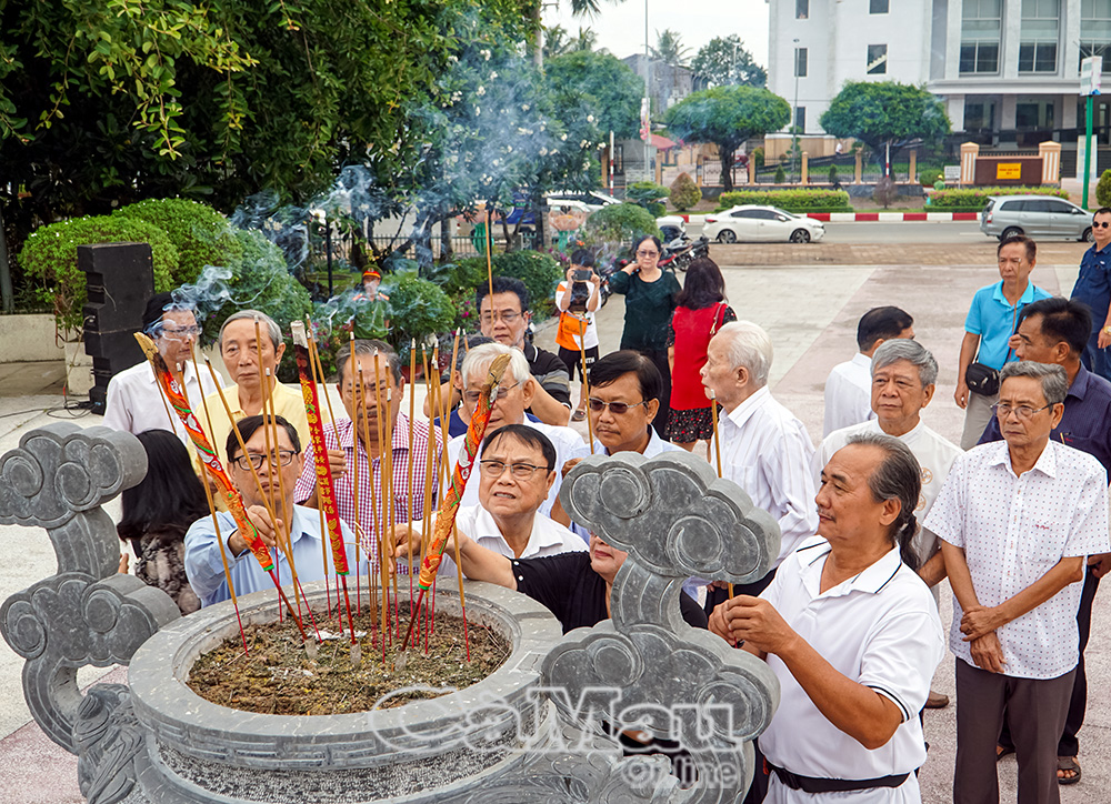 Nhà báo Phạm Phi Thường cùng những thế hệ người làm báo Minh Hải tề tựu, thành kính dâng hương tưởng niệm các anh hùng, liệt sĩ tại Bạc Liêu, dịp họp mặt 50 năm thành lập Báo Minh Hải.