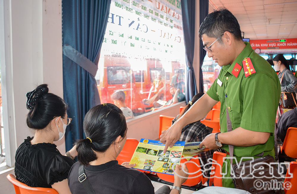 Đại uý Bùi Quốc Sách, Bí thư Chi đoàn Phòng Cảnh sát điều tra tội phạm về ma túy tuyên truyền tác hại của ma tuý đến người dân tại bến xe khách tỉnh.