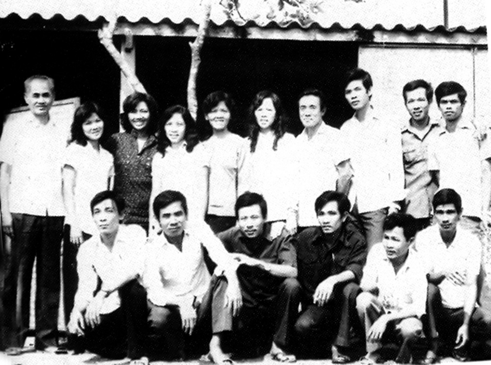 Ông Lý Bình Thanh (bìa trái), Giám đốc Ðài Phát thanh Minh Hải cùng cán bộ, nhân viên của Ðài năm 1980.                           Ảnh tư liệu