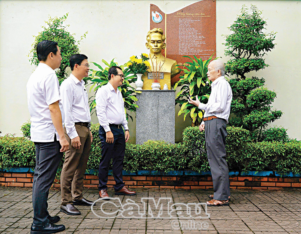 Lãnh đạo Báo Cà Mau lắng nghe Nhà báo, nguyên Chủ tịch Hội Nhà báo tỉnh Cà Mau Phạm Văn Tri kể thêm về lịch sử, và sự hy sinh của Nhà báo, anh hùng liệt sĩ Nguyễn Mai.                                                                                                        Ảnh: MINH TẤN