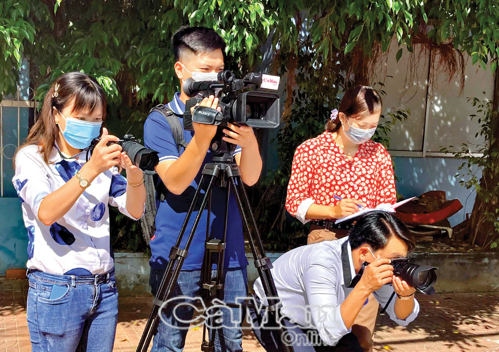 Phóng viên Báo Cà Mau tác nghiệp.                                                                                                                                                                                  Ảnh: MINH TẤN