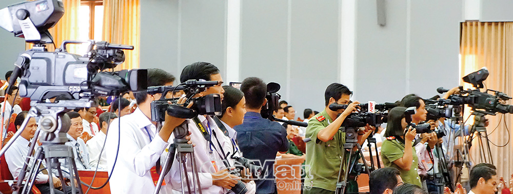 Tác nghiệp tại Ðại hội Ðảng bộ tỉnh Cà Mau lần thứ XVI, nhiệm kỳ 2020-2025.                                                                               Ảnh: HUỲNH LÂM