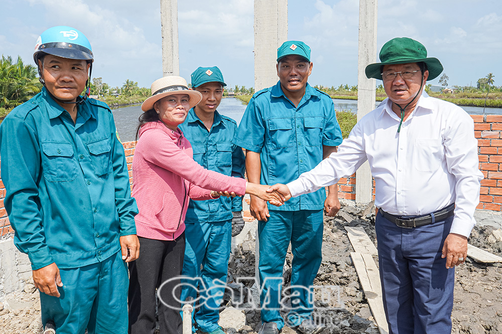 Ông Lê Thanh Triều, Chủ tịch Uỷ ban MTTQ Việt Nam tỉnh, kiểm tra thực tế tại hộ bà Lâm Thị Màu, Ấp 6, xã Khánh Hoà, hộ được hỗ trợ xoá nhà tạm, nhà dột nát ở huyện U Minh.