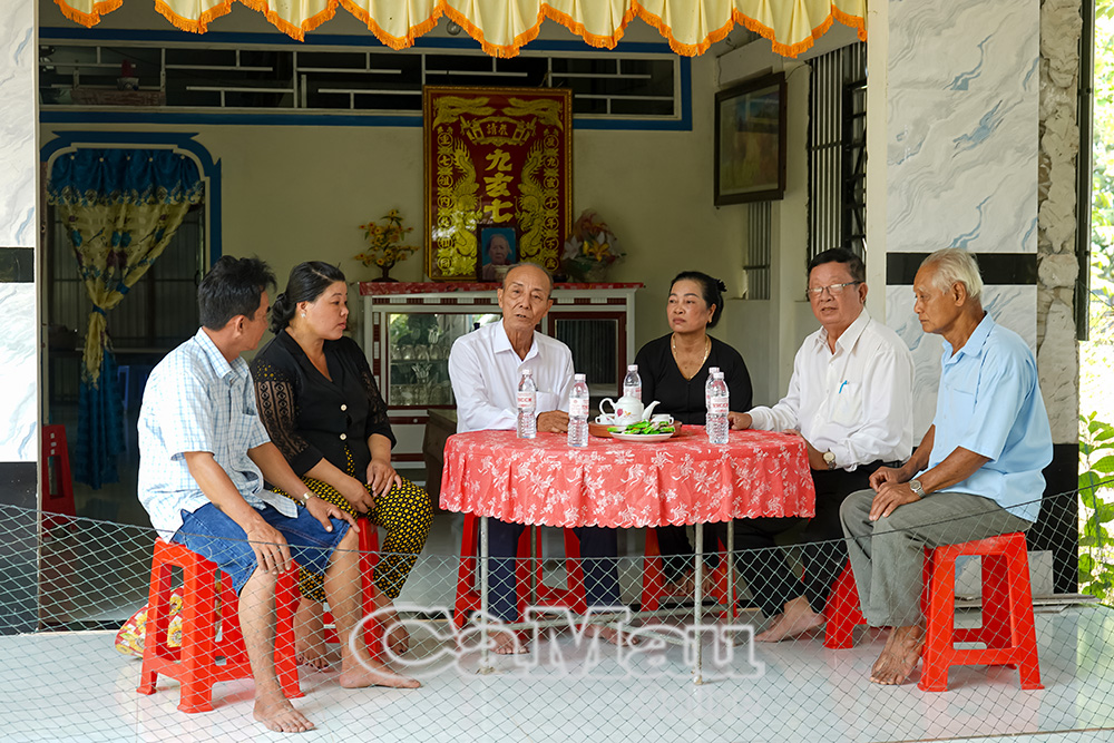 Ông Đặng Văn Mỹ (thứ 2 từ phải sang), Chủ tịch Hội NNCĐDC/Dioxin tỉnh, thăm hộ ông Nguyễn Văn Trỗi (bìa trái), là NNCĐDC, ngụ tại Ấp 14, xã Khánh An, huyện U Minh. Gia đình ông được Hội NNCĐDC/Dioxin tỉnh hỗ trợ 50 triệu đồng cất nhà tình thương.