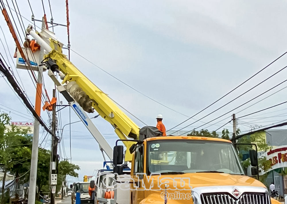 Công tác kiểm tra, khắc phục kịp thời các khiếm khuyết của hệ thống lưới điện luôn được Công ty Ðiện lực Cà Mau và các đơn vị trực thuộc triển khai thường xuyên trong suốt thời gian qua.