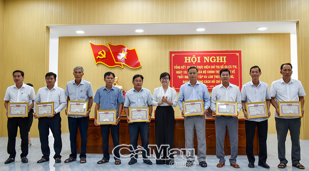 Bà Nguyễn Hồng Thắm, Phó Trưởng ban Tuyên giáo và Dân vận Tỉnh uỷ, trao giấy khen cho 3 tập thể, 9 cá nhân có thành tích xuất sắc trong học tập và làm theo tư tưởng, đạo đức, phong cách Hồ Chí Minh giai đoạn 2016-2025.