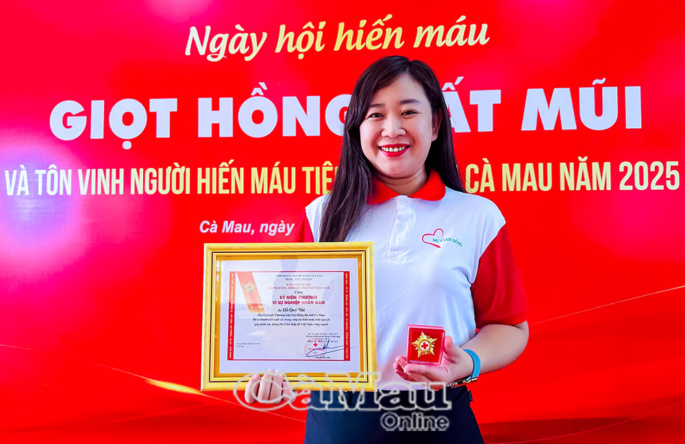 Năm nay, chị Hồ Quý Nhi vinh dự được nhận Kỷ niệm chương “Vì sự nghiệp nhân đạo” do Trung ương Hội Chữ thập đỏ Việt Nam tặng.