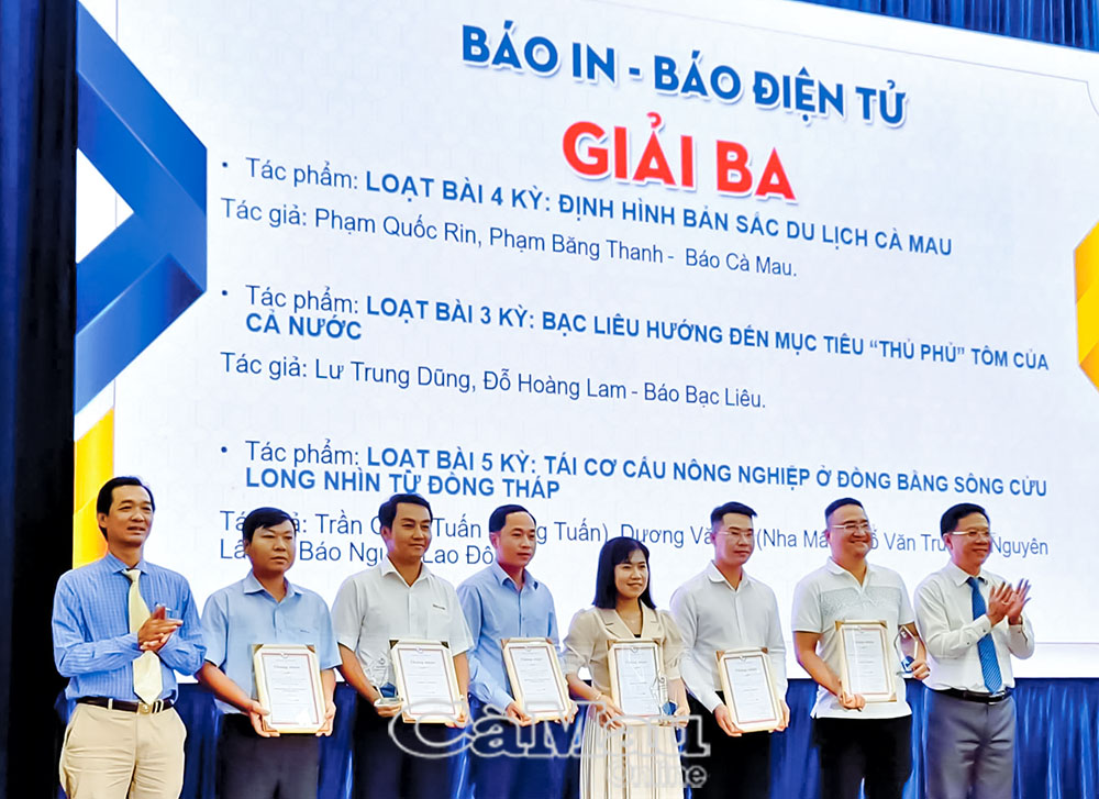 Phóng viên Báo Cà Mau nhận giải thưởng báo chí viết về Ðồng bằng song Cửu long.