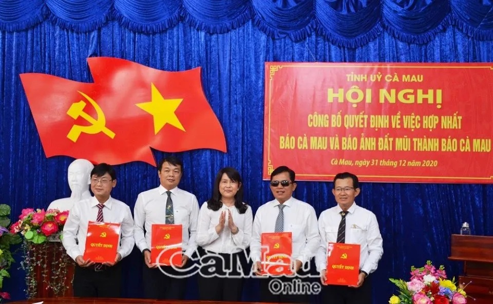 Bà Huỳnh Thị Thanh Loan trao các quyết định bổ nhiệm thành viên Ban Biên tập Báo Cà Mau.