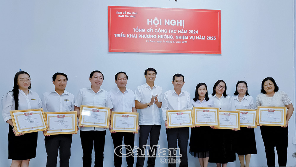 Cán bộ, phóng viên, Biên tập viên, nhân viên Báo Cà Mau nhận danh hiệu chiến sĩ thi đua cơ sở năm 2024.