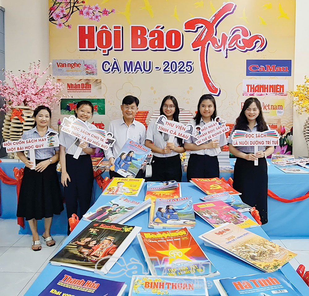 Ấn phẩm Xuân của Báo Cà Mau trưng bày tại hội Báo xuân tỉnh Cà Mau năm 2025 thu hút nhiều học sinh, sinh viên tìm đọc.