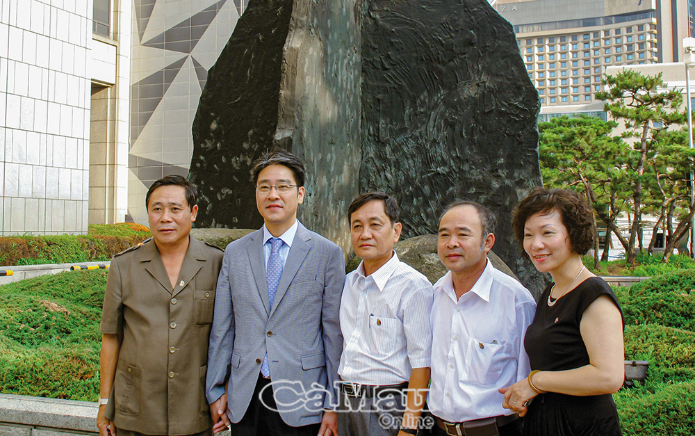 Nhà báo Nguyễn Bé, nguyên Phó chủ tịch Hội Nhà báo Việt Nam (giữa), cùng đoàn cấp cao Hội Nhà báo Việt Nam trong chuyến công tác, giao lưu với Hội Nhà báo Hàn Quốc, năm 2018.