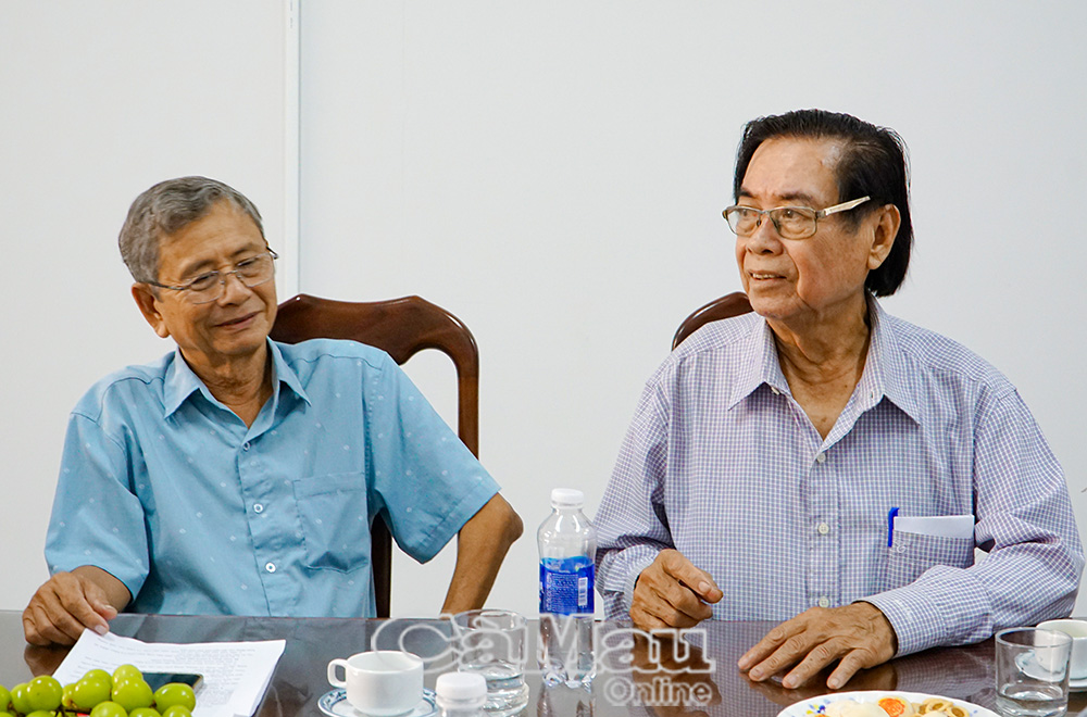 Nhà báo Phan Anh Tuấn (phải), nguyên Tổng Biên tập Báo Cà Mau; Nhà báo Nguyễn Minh Chánh, nguyên Tổng Biên tập Báo Minh Hải, Báo Bạc Liêu (trái) trong cuộc họp mặt các thế hệ người làm báo tỉnh Minh Hải - Cà Mau - Bạc Liêu qua các thời kỳ tại trụ sở Toà soạn Báo Cà Mau. Ảnh: QUỐC RIN 