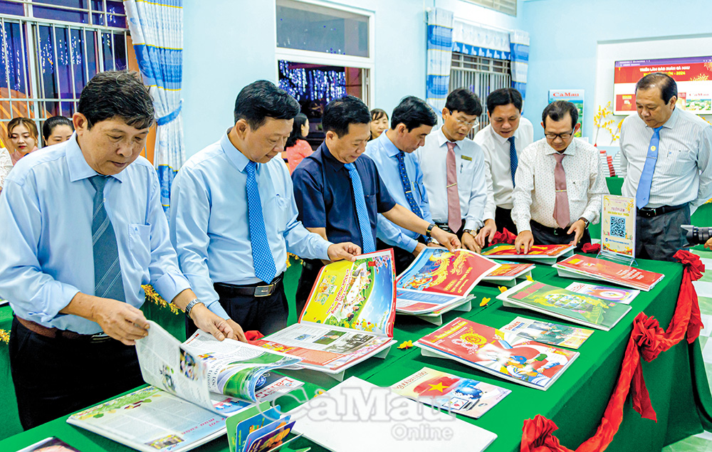 Ngay sau lễ khai mạc, đại biểu tham quan triển lãm báo Xuân của các tỉnh, thành trong cả nước tại Phòng trưng bày của Thư viện tỉnh. Ảnh: LÊ TUẤN