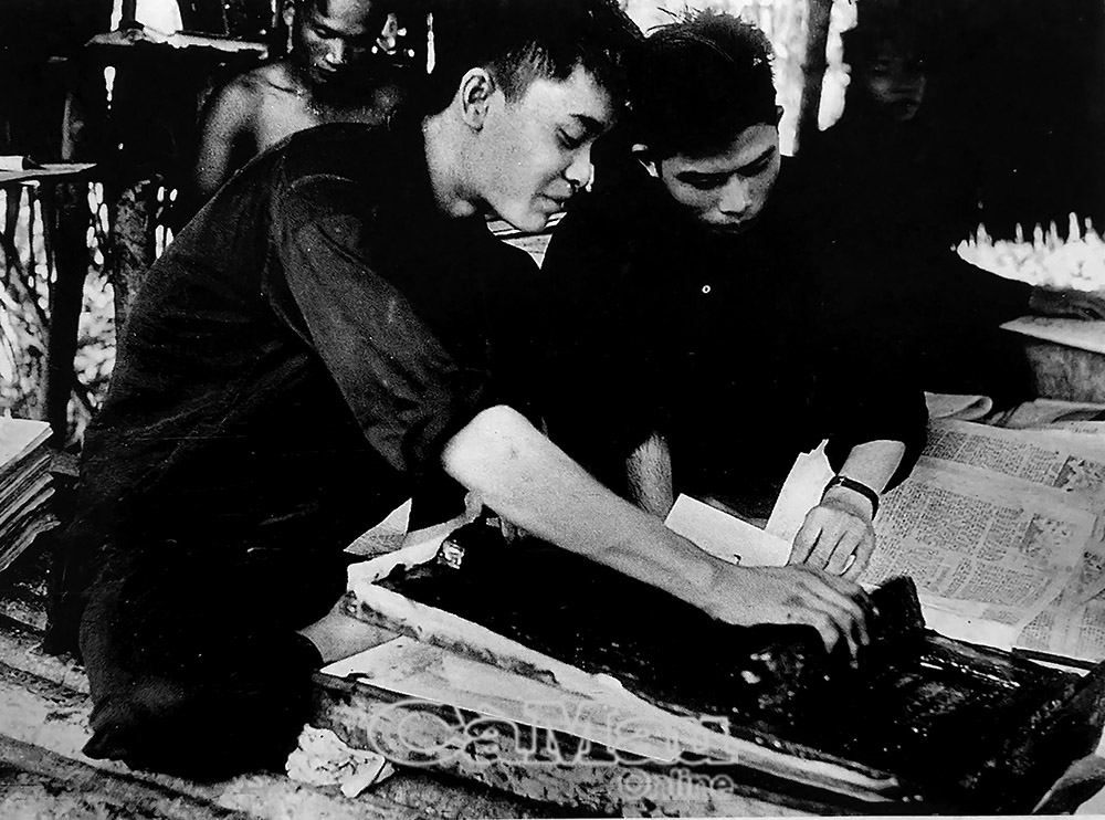 Anh Mười Châu và Ba Trang đang in tờ Tin tức Cà Mau (kéo quai guốc) 1961.                                            Ảnh tư liệu VÕ AN KHÁNH
