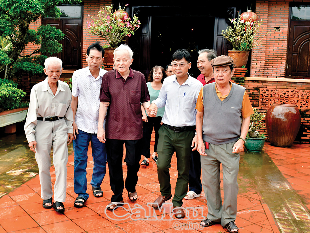 Lãnh đạo Báo Cà Mau - Bạc Liêu cùng các nhà báo lão thành trong lần họp mặt tại tỉnh Bạc Liêu.          Ảnh: THANH MINH