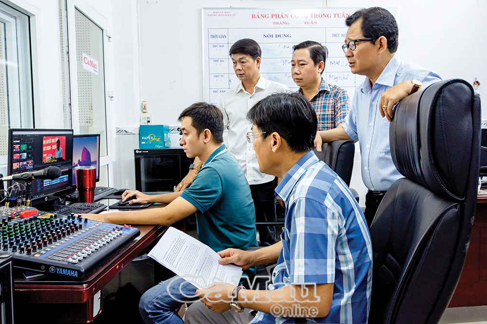 Báo Cà Mau áp dụng công nghệ hiện đại để thực hiện báo chí đa phương tiện - đa nền tảng. Ảnh: LÊ TUẤN