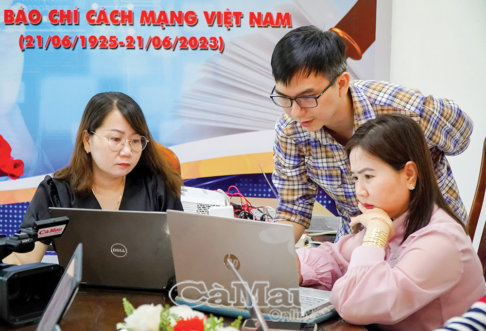 Ngày 8/9/2023, Báo Cà Mau chính thức vận hành Toà soạn Ðiện tử hội tụ Báo Cà Mau Online. (Trong ảnh: Buổi tập huấn làm quen với quá trình vận hành của Toà soạn hội tụ Báo Cà Mau. Ảnh: LÊ TUẤN