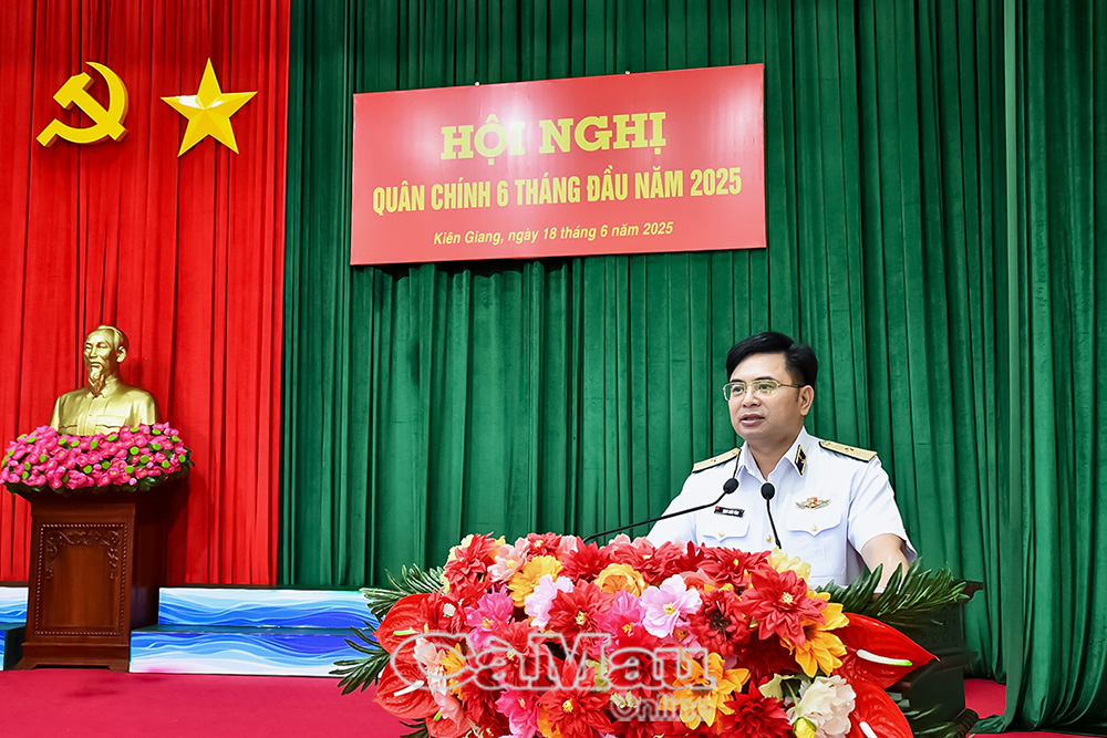 Chuẩn Đô đốc Trịnh Xuân Tùng chủ trì hội nghị.