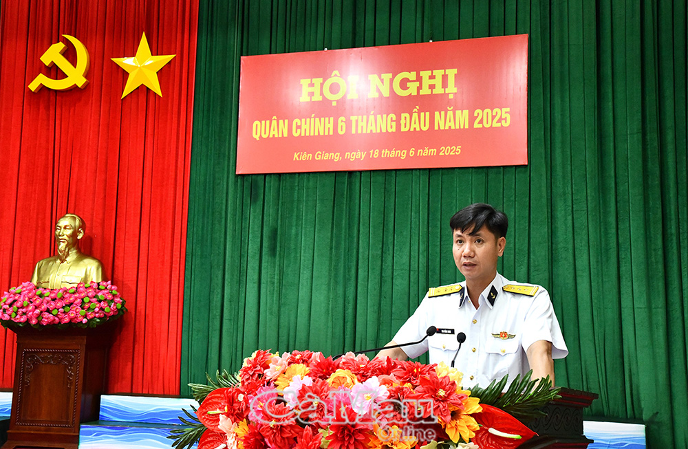 Thượng tá Mai Đăng Danh, Phó Tư lệnh, Tham mưu trưởng Vùng phát biểu tại hội nghị.
