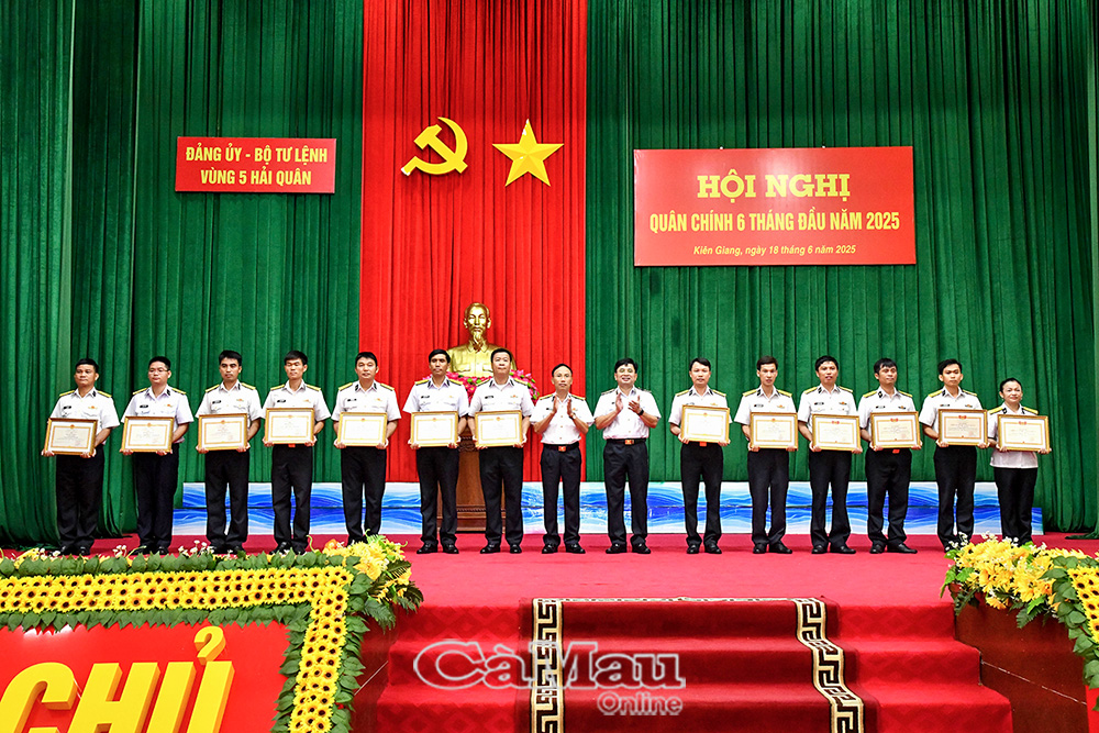 Thủ trưởng Bộ Tư lệnh Vùng 5 trao thưởng cho các tập thể, cá nhân được Bộ Quốc phòng tặng Bằng khen và danh hiệu Chiến sĩ thi đua toàn quân.