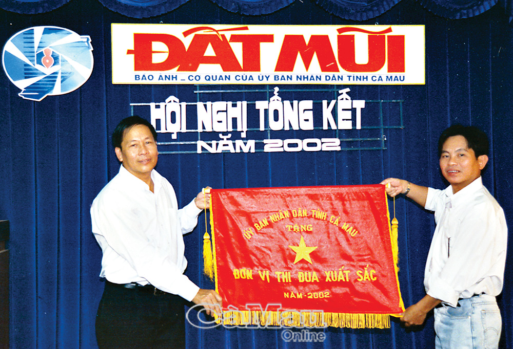 Nhà báo - NSNA Nguyễn Kiên Hùng (trái), nguyên Tổng Biên tập và Nhà báo - NSNA Trịnh Xuân Dũng, nguyên quyền Tổng Biên tập Báo ảnh Ðất Mũi qua các thời kỳ, là những người có đóng góp lớn cho sự phát triển của Báo ảnh Ðất Mũi.                                                                                                                                                         Ảnh: HUỲNH LÂM