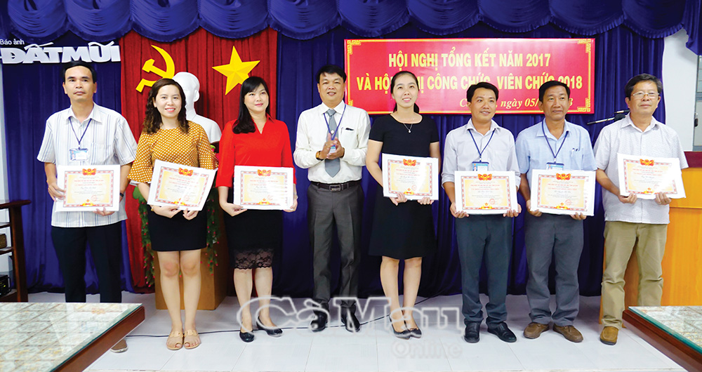 Báo ảnh Ðất Mũi chú trọng công tác thi đua khen thưởng, tạo động lực cho cán bộ, phóng viên, biên tập viên, nhân viên toàn đơn vị thi đua hoàn thành tốt nhiệm vụ được giao. (Ảnh: Ban Biên tập trao khen thưởng cho các cá nhân tại Hội nghị tổng kết năm 2017).                                                                                                                                                                                                                            Ảnh: HUỲNH LÂM