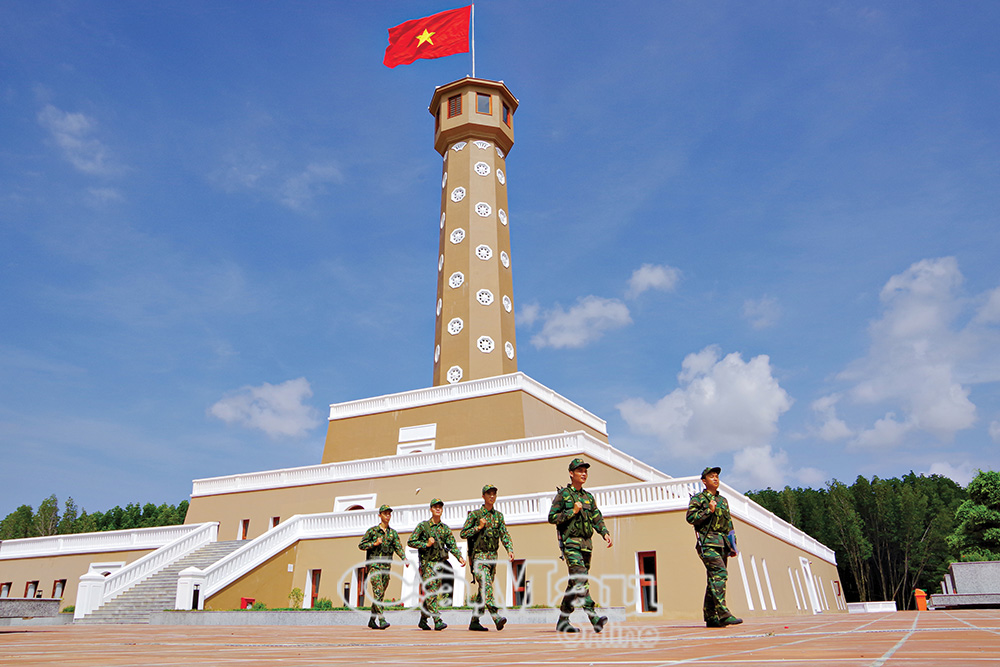 Chiến sĩ Ðồn Biên phòng Ðất Mũi tuần tra giữ gìn an ninh trật tự tại Khu Du lịch Mũi Cà Mau. Ảnh: LÊ KHOA