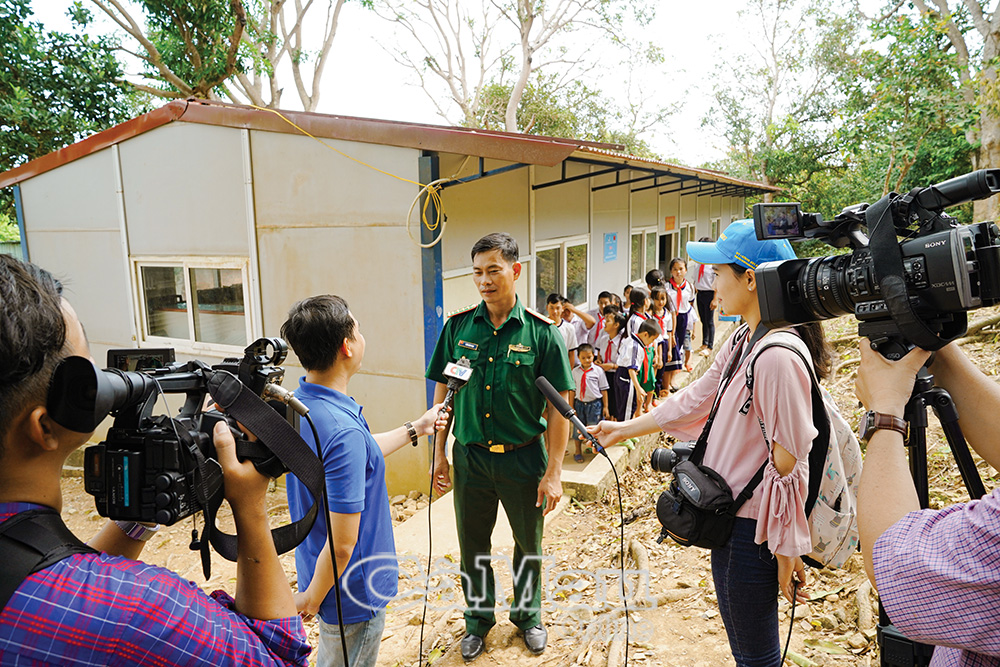 Phóng viên các cơ quan báo chí của tỉnh phỏng vấn “Thầy giáo quân hàm xanh” về lớp học tình thương trên đảo Hòn Chuối. Ảnh: HUỲNH LÂM
