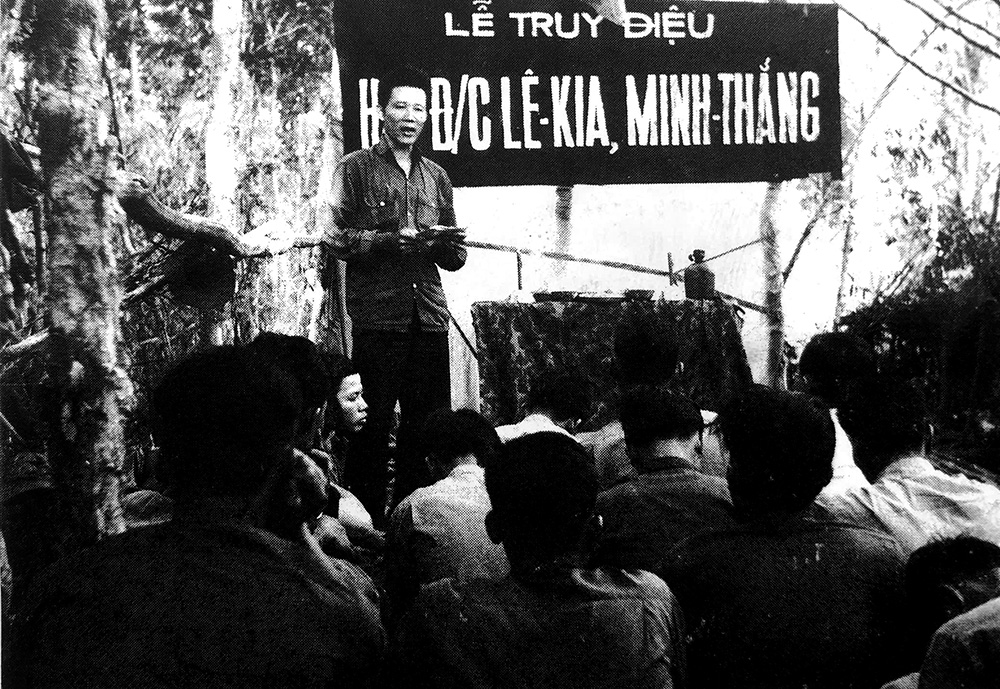 Ông Châu Ngọc Tiếp (Bảy Triển) đọc điếu văn trong buổi lễ truy điệu Lê Kia và Minh Thắng, hai cán bộ nhiếp ảnh vừa hy sinh tại ngọn Cán Gáo. Tính riêng lực lượng nhiếp ảnh Khu 9 đã có 6 đồng chí hy sinh tại rừng tràm U Minh (tháng 10/1969). Ảnh tư liệu