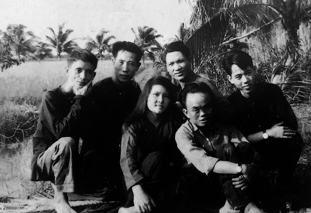 Tổ Nhiếp ảnh tỉnh Cà Mau chụp ảnh lưu niệm tại vàm Khâu Bè, nhân ngày đưa tiễn Võ An Khánh (hàng sau, thứ hai từ phải sang) về công tác nhiếp ảnh Khu (tháng 6/1969).                                                                                                                                         Ảnh tư liệu