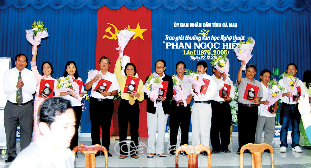 Phó chủ tịch UBND tỉnh Trịnh Minh Thành trao Giải thưởng Văn học Nghệ thuật Phan Ngọc Hiển lần thứ nhất cho các tác giả đoạt giải. Ảnh: HUỲNH LÂM