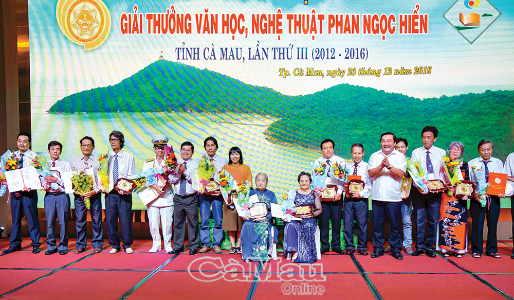 Ban Tổ chức trao Giải thưởng Văn học Nghệ thuật Phan Ngọc Hiển lần thứ III cho đại diện gia đình và các hội viên chuyên ngành Hội Văn học Nghệ thuật đoạt giải.                                                                                                                                                                                  Ảnh: HUỲNH LÂM