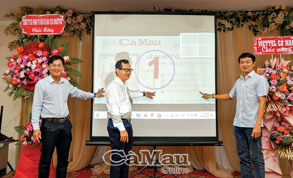 Từ trái sang: Nhà báo Nguyễn Quốc Danh, Phó tổng Biên tập; Nhà báo Ngô Minh Toàn, Tổng Biên tập và Nhà báo Nguyễn Nam Phong, Phó tổng Biên tập, thực hiện nghi thức bấm máy ra mắt giao diện mới Cà Mau Online.      Ảnh: HUỲNH LÂM