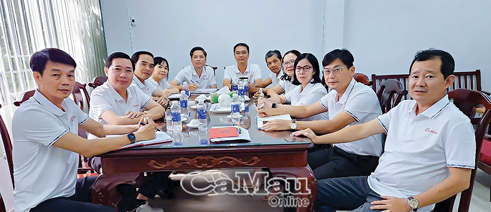 Ban Biên tập và cán bộ chủ chốt Báo Cà Mau họp báo đầu tuần.                                                                                                                                Ảnh: CAO VĂN