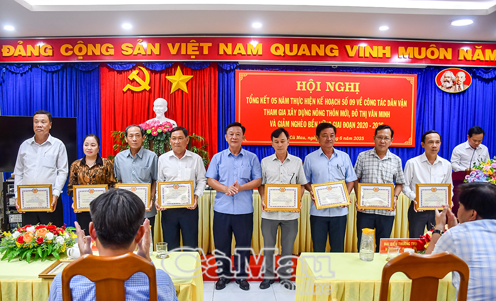 Trưởng Ban Tuyên giáo và Dân vận Tỉnh ủy tặng Giấy khen cho 10 tập thể và 20 cá nhân.