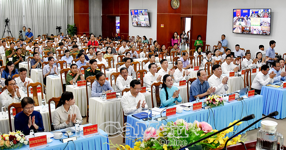 Các đồng chí lãnh đạo tỉnh và đại biểu tham dự hội nghị.