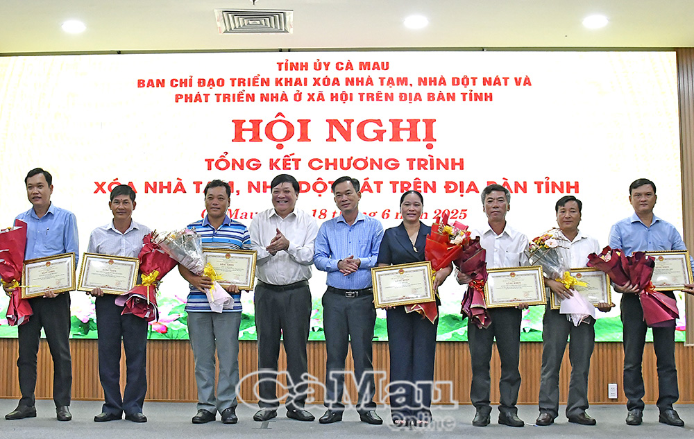 Chủ tịch UBND tỉnh Phạm Thành Ngại và Phó Chủ tịch Uỷ ban MTTQ Việt Nam tỉnh Nguyễn Văn Khởi trao bằng khen và tặng hoa chúc mừng các tập thể.