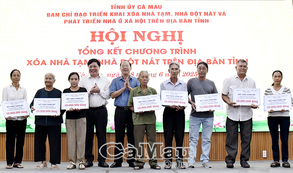 Bí thư Tỉnh ủy Nguyễn Hồ Hải và Chủ tịch UBND tỉnh Phạm Thành Ngại trao quà sinh kế cho các hộ gia đình.
