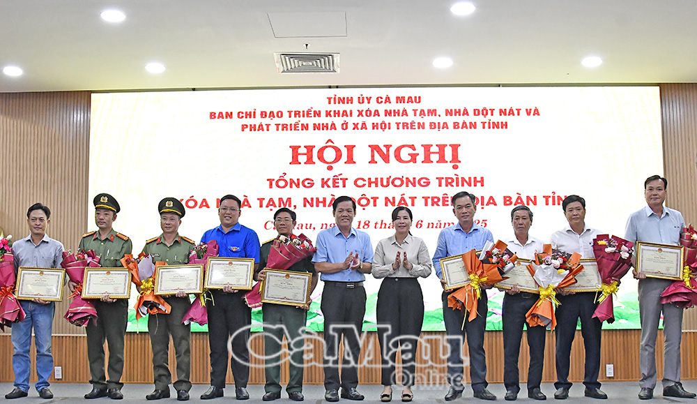 Phó chủ tịch điều hành HĐND tỉnh Lê Thị Nhung và Chủ nhiệm Uỷ ban Kiểm tra Tỉnh uỷ Lê Minh Ý, trao bằng khen và tặng hoa chúc mừng các tập thể.