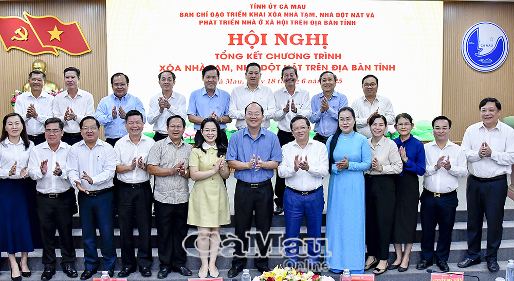 Các đồng chí lãnh đạo tỉnh tri ân và tổ chức, cá nhân đã hỗ trợ nguồn lực tài chính, tạo điều kiện cho tỉnh hoàn thành Chương trình xóa nhà tạm, nhà dột nát.