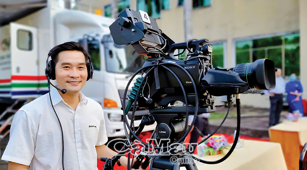 Dù không còn công tác trong lĩnh vực báo chí, nhưng những giải thưởng từng nhận được dịp 21/6 là động lực lớn để anh Lâm Phú Hữu (giữa) tiếp tục phấn đấu, cống hiến.