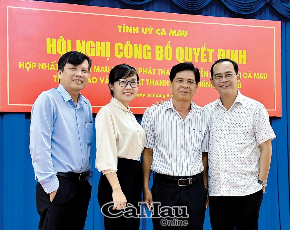 Chị Nguyễn Hồng Thắm lưu lại khoảnh khắc kỷ niệm bên đồng nghiệp cũ trong ngày ý nghĩa - đánh dấu cột mốc hợp nhất Báo Cà Mau và Ðài PT-TH Cà Mau.