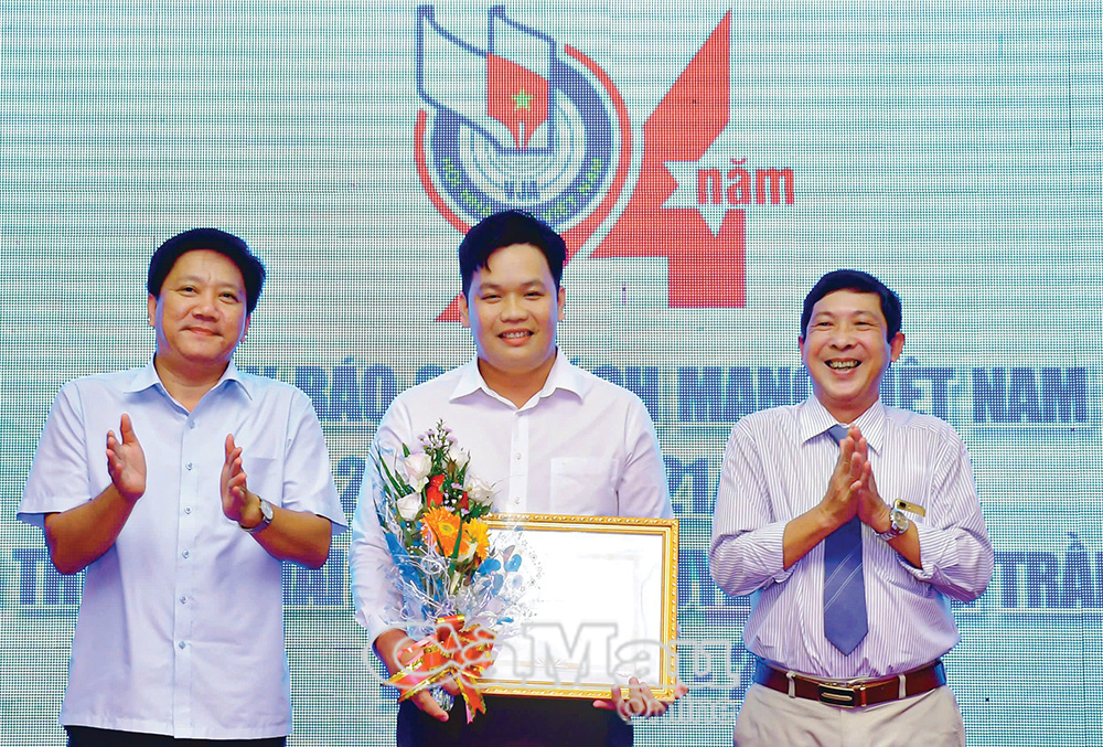 Dù không còn công tác trong lĩnh vực báo chí, nhưng những giải thưởng từng nhận được dịp 21/6 là động lực lớn để anh Lâm Phú Hữu (giữa) tiếp tục phấn đấu, cống hiến.