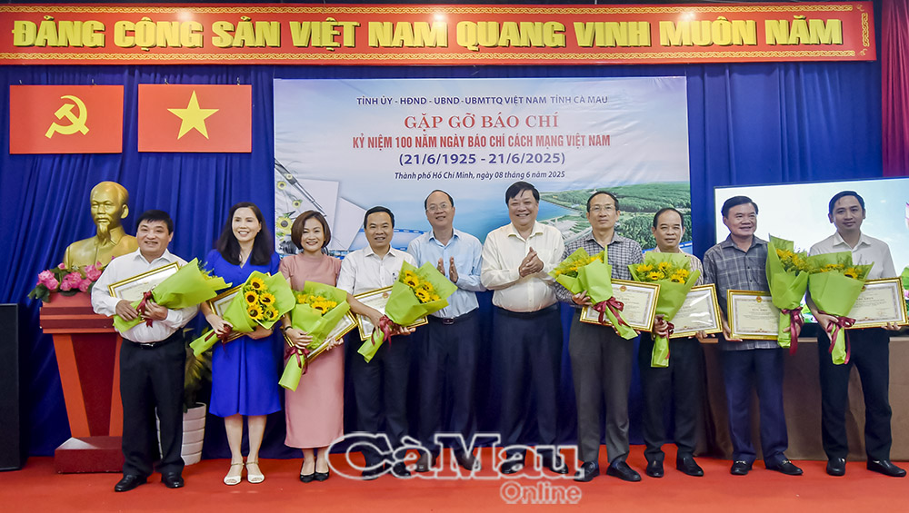 Bí thư Tỉnh uỷ Nguyễn Hồ Hải và Phó Bí thư Tỉnh uỷ, Chủ tịch UBND tỉnh Phạm Thành Ngại tặng Bằng khen và hoa chúc mừng các cơ quan báo chí tại buổi gặp gỡ báo chí tại TP Hồ Chí Minh vào ngày 8/6 vừa qua.